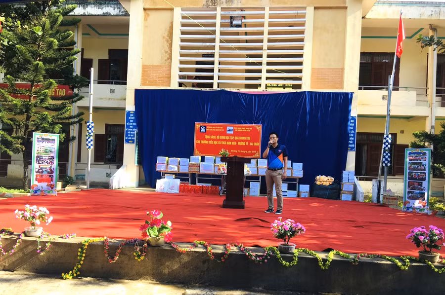 Đ/c Trần Thế Anh - Phó bí thư đoàn MB Hoàn Kiếm phát biểu