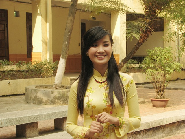 Phùng Ngọc Hà duyên dáng, thanh lịch trong tà áo dài truyền thống. Ảnh: gdtd.vn