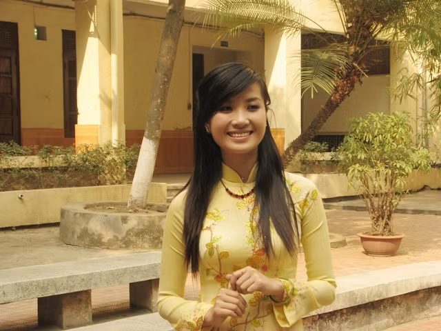 Phùng Ngọc Hà duyên dáng, thanh lịch trong tà áo dài truyền thống. Ảnh: gdtd.vn