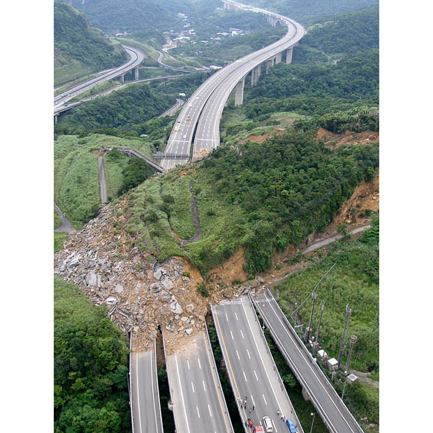 Những thảm họa thiên nhiên, một năm nhìn lại ảnh 10 A landslide covers National Highway No. 3 close to Keelung in north Taiwan. Rescuers are searching for passengers in three cars buried when a hillside collapsed