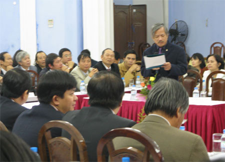 Hiệu trưởng Trường ĐH Nghệ thuật –ĐH Huế kiến nghị với đoàn công tác về vấn đề quyền tự chủ trong mô hình ĐH 2 cấp. Hiệu trưởng Trường ĐH Nghệ thuật –ĐH Huế kiến nghị với đoàn công tác về vấn đề quyền tự chủ trong mô hình ĐH 2 cấp.