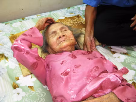 Hình ảnh mẹ Nguyễn Thị Thứ lúc còn sống và đang được điều trị tại Đà Nẵng.