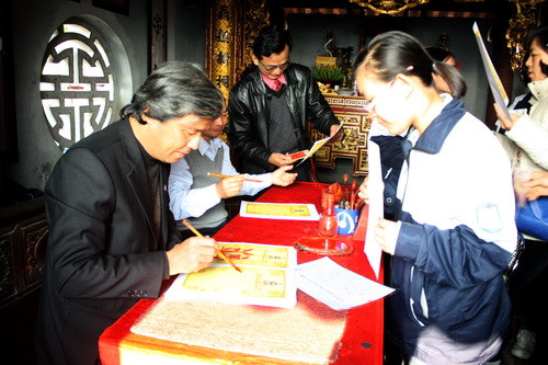 Các học sinh xin chữ thư pháp tại đền thờ thầy giáo Chu Văn An. Ảnh, gdtd.vn