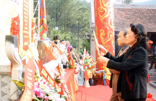 Thứ trưởng Bộ GD-ĐT Nguyễn Vinh HIển và Phó chủ tịch UBND tỉnh Hải Dương Đặng Thị Bích Liên dâng hương. Ảnh, gdtd.vn