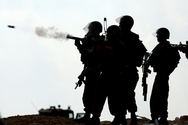 Sự kiện nổi bật của thế giới qua ảnh ảnh 9 Israeli soldiers fire tear gas canisters at protesters during a demonstration in the West Bank village of Bilin