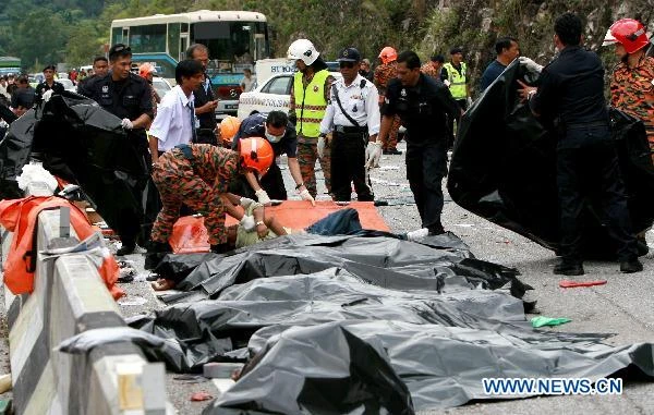 Malaysia: Tai nạn lật xe buýt kinh hoàng, hàng chục người thương vong