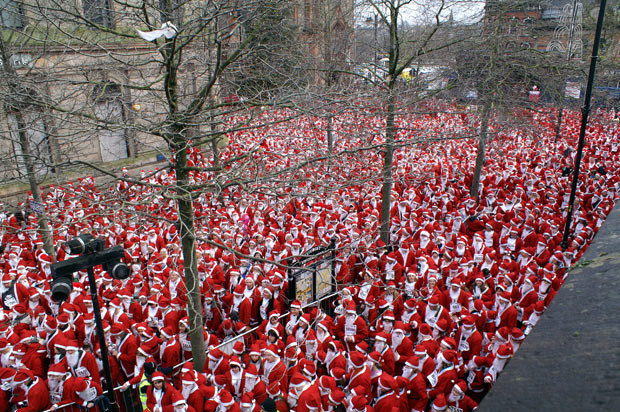 Những kỷ lục về Giáng sinh được xác lập ảnh 2 Largest gathering of Santa Clauses: The largest gathering of Santa Clauses was achieved by 13,000 participants in the Guildhall Square in Derry City, Northern Ireland, UK, on 9 December 2007.