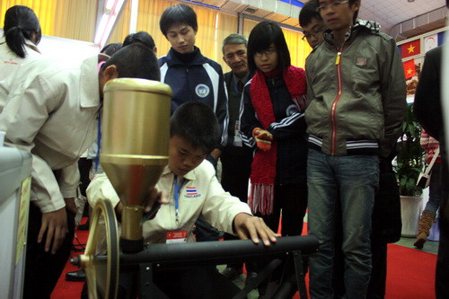 Một bạn trẻ Đài Loan đang thao tác mẫu máy xay-chế biến ngũ cốc. Ảnh, gdtd.vn