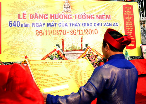 Đọc văn tế dâng hương. Ảnh, gdtd.vn