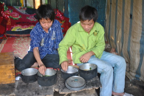 Bữa ăn của các em học sinh Bữa ăn của các em học sinh