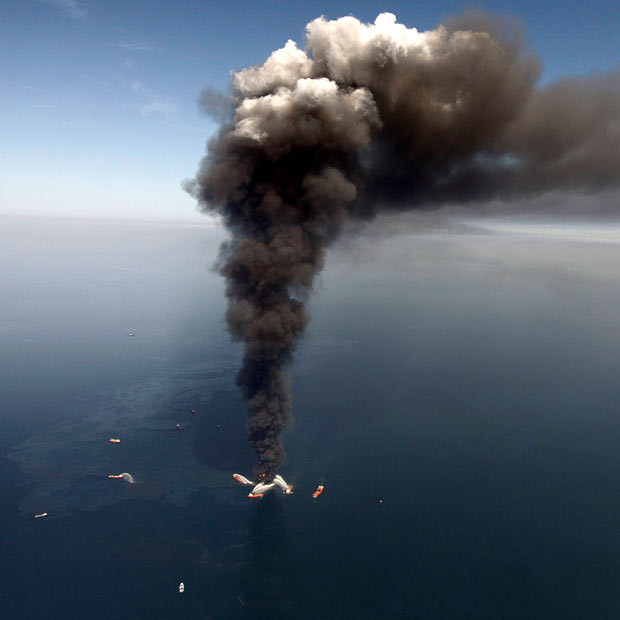 Những thảm họa thiên nhiên, một năm nhìn lại ảnh 6 An aerial photo shows oil in the Gulf of Mexico, as the Deepwater Horizon oil rig burns. The oil platform that burned for more than day after a massive explosion sank into the Gulf of Mexico, turning a deadly blast into a likely environmental emergency
