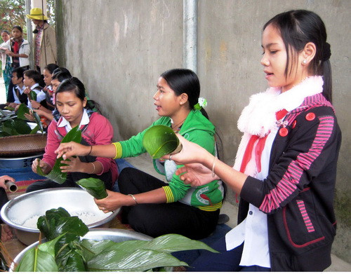 Học sinh tham gia hoạt động thi gói bánh tuyền thống