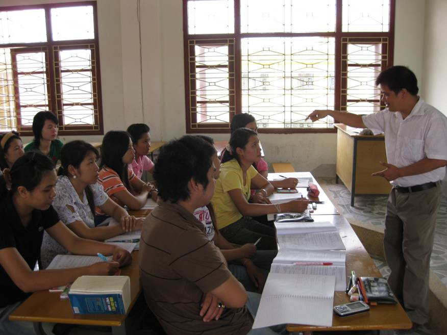 Đại học Vinh hướng tới đào tạo theo các chương trình tiên tiến ảnh 1 Giờ lên lớp của một giảng viên trẻ với sinh viên nước ngoài