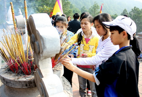 Học sinh trường THCS Chí Linh thắp hương tại đền thờ thầy giáo Chu Văn An. Ảnh, gdtd.vn