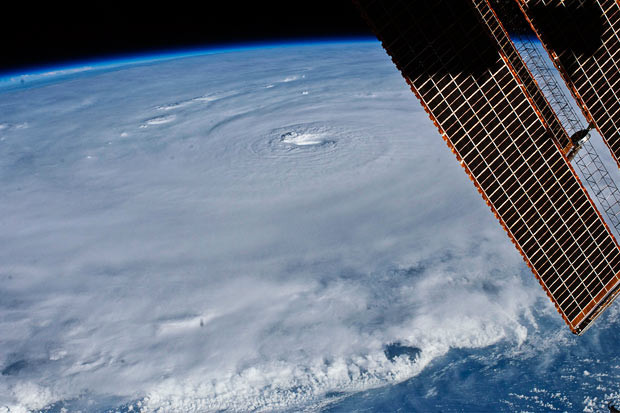 Những thảm họa thiên nhiên, một năm nhìn lại ảnh 11 The eye of Hurricane Earl is seen in this photo taken from the International Space Station. At the time Earl was centred just north of the Virgin Islands