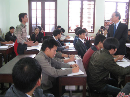 Phó Thủ tướng Nguyễn Thiện Nhân dự giờ tại Trường Nông Lâm-ĐH Huế Phó Thủ tướng dự giờ tại Trường Nông Lâm-ĐH Huế và đặt câu hỏi cho một SV về việc lựa chọn ngành nghề.