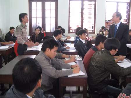 Phó Thủ tướng dự giờ tại Trường Nông Lâm-ĐH Huế và đặt câu hỏi cho một SV về việc lựa chọn ngành nghề.