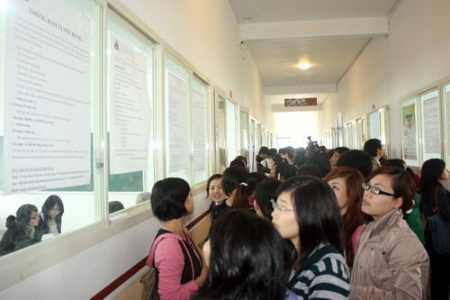 Hội chợ việc làm sáng nay tại ĐHQT Bắc Hà, rất chật chội. Ảnh, gdtd.vn