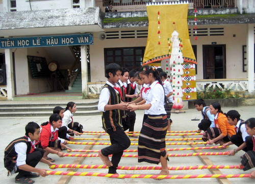 Tham gia hoạt động trò chơi dân gian, nhảy sạp