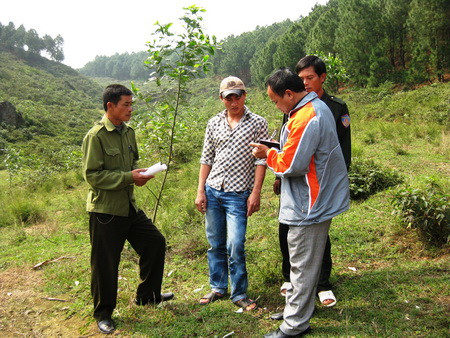 CA xã Phú Lộc yêu cầu Hồ Sỹ Hùng (áo trắng)- nhân viên bảo vệ rừng trình bày lại hành vi đánh đập hai cháu Vượng và Anh chiều ngày 29/11/2010 vừa qua để lấy lời khai làm rõ vụ việc. CA xã Phú Lộc yêu cầu Hồ Sỹ Hùng (áo trắng)- nhân viên bảo vệ rừng trình bày lại hành vi đánh đập hai cháu Vượng và Anh chiều ngày 29/11/2010 vừa qua để lấy lời khai làm rõ vụ việc.