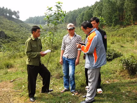 CA xã Phú Lộc yêu cầu Hồ Sỹ Hùng (áo trắng)- nhân viên bảo vệ rừng trình bày lại hành vi đánh đập hai cháu Vượng và Anh chiều ngày 29/11/2010 vừa qua để lấy lời khai làm rõ vụ việc.