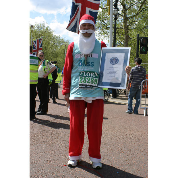 Những kỷ lục về Giáng sinh được xác lập ảnh 11 Fastest marathon dressed as Santa Claus: The fastest marathon dressed as Santa Claus is 2 hr 55 min 50 sec and was achieved by Paul Simons (UK) at the Flora London Marathon, London, UK, on 26 April 2009.