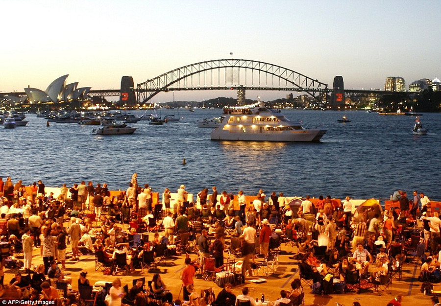 Nhiều người đã chờ từ chiều để có cơ hội chiêm ngưỡng pháo hoa