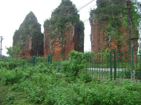 Không gian của di tích tháp Chăm Khương Mỹ nhìn từ phía bên ngoài