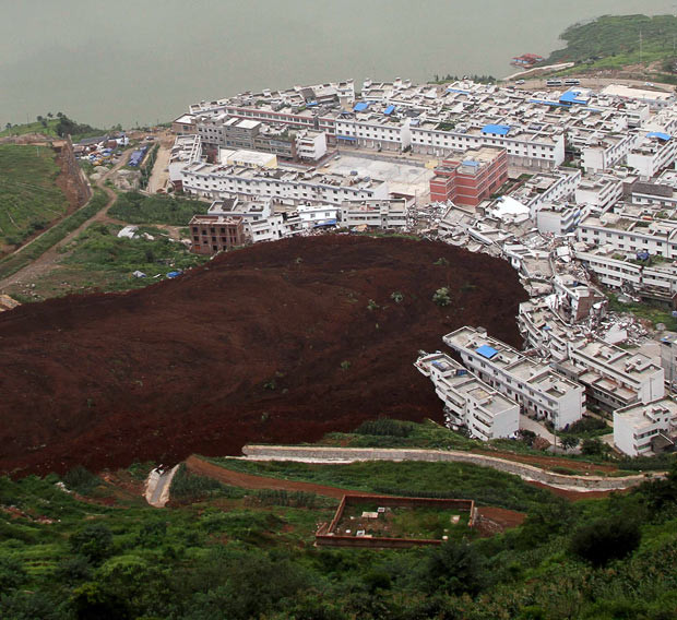 Những thảm họa thiên nhiên, một năm nhìn lại ảnh 13 Damaged houses are seen after a rain-triggered landslide hit Shuanghe, a town in Hanyuan county, Sichuan province, China. Twenty-one people were missing after the landslide, triggered by recent torrential rains