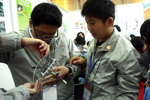 Các bạn trẻ Thái Lan đang hết sức trú tâm vào việc lắp ráp mô hình trưng bày. ảnh, gdtd.vn