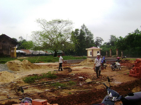 Công nhân đang thi công cải tạo lại không gian của di tích tháp Chăm Khương Mỹ thay đổi cái “không gian của người Chăm xưa thành không gian người Chăm hiện đại” theo bê tông cốt thép và vườn hoa.