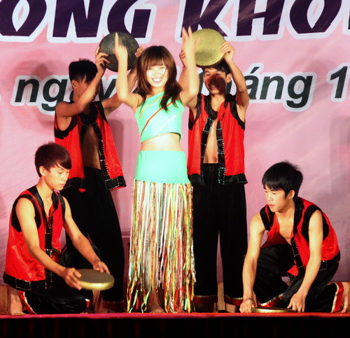 Màn nghệ thuật phỏng theo vũ điệu cồng chiêng Tây Nguyên được Phòng GD-ĐT Việt Yên biểu diễn trong đêm giao lưu. Ảnh, gdtd.vn