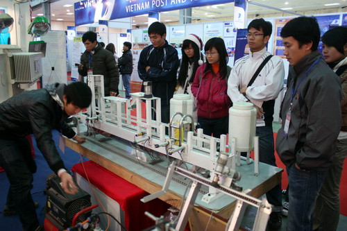 Gian hàng của TƯ Đoàn TNCS Hồ Chí MInh, truyền đóng chai nước tự động của các SV trường ĐH Phương Đông thu hút sự chú ý của các bạn trẻ. Ảnh, gdtd.vn