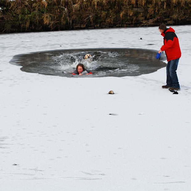 Sự kiện nổi bật của thế giới qua ảnh ảnh 11 A woman plunges into the freezing water, when the ice breaks as she tries to rescue her stricken Labrador. Dramatic pictures show how she risked her life - and was herself rescued when her companion used the dog’s lead to drag her to safety. The dog had become frantic after falling through ice into the River Ribble at Brungerley Bridge, Clitheroe, Lancashire. Eyewitnesses say the woman lay on her front and edged towards the dog - until the ice gave way under her weight. The man she was with used the pet’s lead to drag her to safety along with the dog