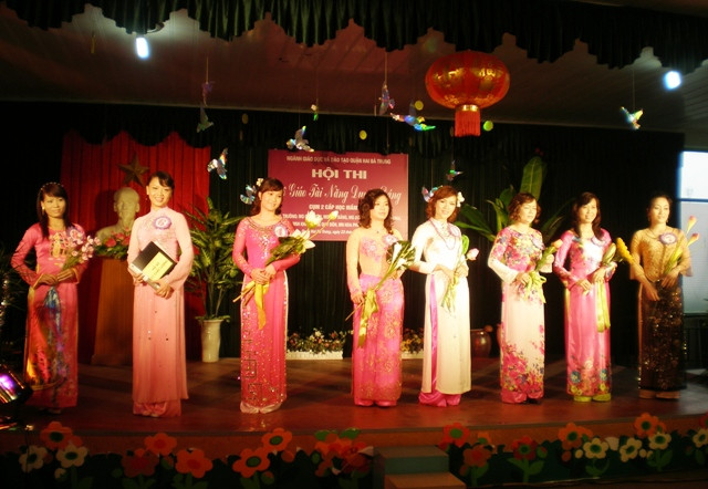 Các giáo viên mầm non xinh đẹp và duyên dáng tại hội thi. Ảnh: gdtd.vn