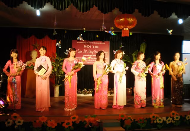 Các giáo viên mầm non xinh đẹp và duyên dáng tại hội thi. Ảnh: gdtd.vn