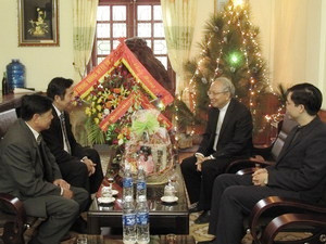 Đoàn cán bộ của UB MTTQVN chúc mừng chức sắc và bà con giáo dân giáo phận Vinh Đ