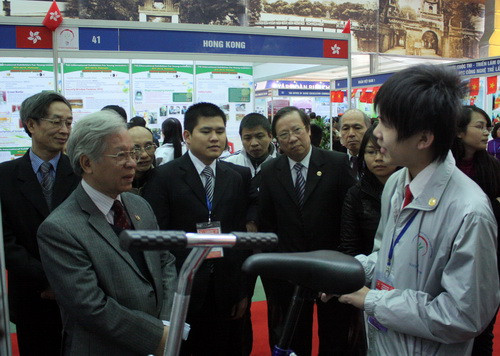 Ông Hồ Duy Liêm-Chủ tịch VIFOTEC cùng các quan khách thăm triển lãm. Ảnh, gdtd.vn