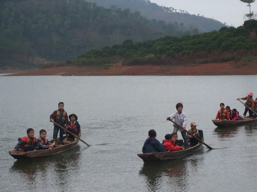 Chòng chành những con đò đến lớp