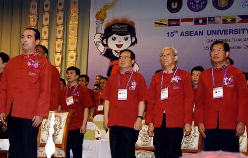 Bộ trưởng GD&ĐT Thái Lan Chinaworn Bunyakiar, Thứ trưởng Bộ GD&ĐT Việt Nam Trần Quang Quý cùng quan khách các nước tham dự lễ khai mạc Bộ trưởng GD&ĐT Thái Lan Chinaworn Bunyakiar và Thứ trưởng Bộ GD&ĐT Việt Nam Trần Quang Quý cùng quan khách các nước tham dự lễ khai mạc