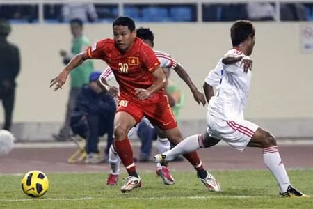 Anh Đức (áo đỏ) sẽ nổ súng trở lại sau hai trận liên tiếp tịt ngòi? 2.jpg