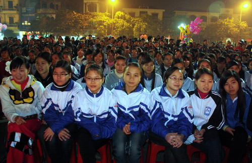 Đoàn viên thanh niên và HSSV các trường PT, CĐ-ĐH theo dõi đêm giao lưu. Ảnh, gdtd.vn