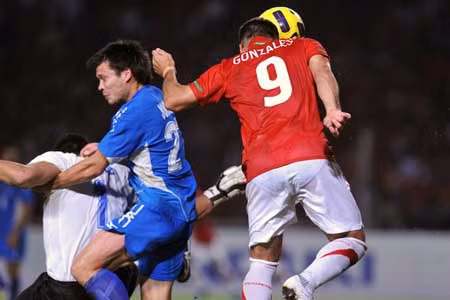 HLV Alfred Riedl cảnh báo học trò