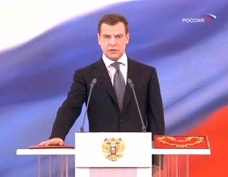 Ông Dmitry Medvedev. Ông là Tổng thống Nga đầu tiên đi thăm đảo Kuril Islands, một nơi xa xôi là tâm điểm tranh chấp với Tokyo. Điều này thể hiện quan điểm vững chắc của Nga về lãnh thổ. Ở tuổi 42, ông cũng là tổng thống trẻ nhất trong lịch sử Nga Dmitry Medvedev He is the first Russian president that visited the Kuril Islands, a remote territory at the heart of a decades-long dispute with Tokyo, on Nov 1, demonstrating Russia’s firm and tough stance on sovereignty. The 42-year old Medvedev is the youngest president in the history of Russia.