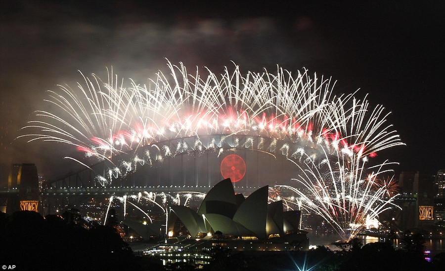 Khi đồng hồ nhích dần đến thời khắc giao thừa, cầu Sydney sáng bừng