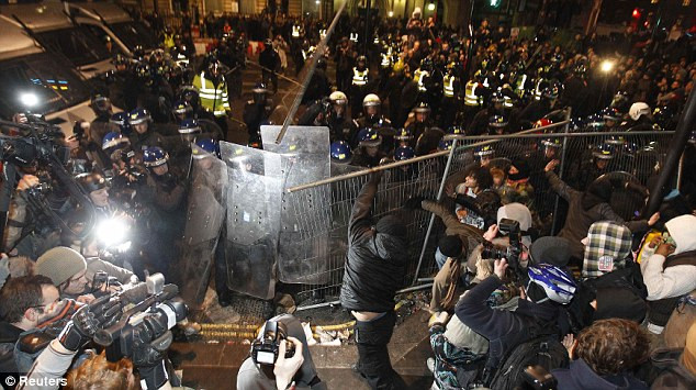 Sinh viên tấn công xe của thái tử Anh ảnh 3 Stand-offs took place on either side of metal barriers in Westminster Read more: http://www.dailymail.co.uk/news/article-1337088/TUITION-FEES-VOTE-PROTEST-Charles-Camillas-car-attacked-thousands-students-descend-Parliament.html#ixzz17fyec3b0