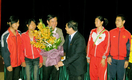 Thứ trưởng Bộ GD&ĐT Trần Quang Quý tặng hoa và căn dặn Đoàn thi đấu tốt Thứ trưởng Bộ GD&ĐT Trần Quang Quý