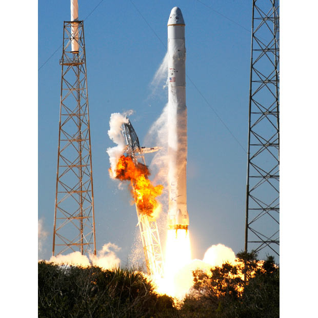 Sự kiện nổi bật của thế giới qua ảnh ảnh 5 SpaceX’s Falcon 9 rocket lifts off from launch pad 40 at Cape Canaveral, Florida. SpaceX successfully launched the Dragon space capsule into orbit, marking the first such attempt by a private enterprise that could pave the way for the future of space travel...