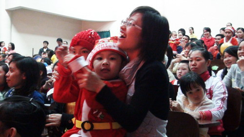 Niềm thích thú, đó là điều dễ nhận thấy biểu hiện qua từng nét mặt trẻ tự kỉ… Niềm thích thú, đó là điều dễ nhận thấy biểu hiện qua từng nét mặt trẻ tự kỉ…