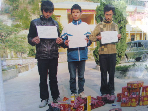 Các đối tượng vận chuyển thuê bị bắt với tang vật gồm nhiều loại pháo lậu Các đối tượng vận chuyển thuê bị bắt với tang vật gồm nhiều loại pháo lậu